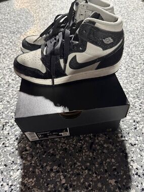 Nike Air Jordan 1 Mid Sneakers